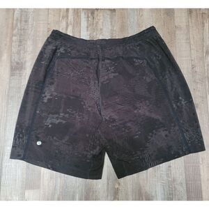 Lululemon Men's Camo Gray Athletic 9'' Inseam Running Shorts Pockets Size XL